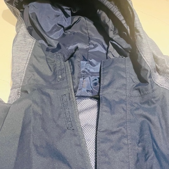 Boys The North Face Rain Coat - Picture 2 of 3